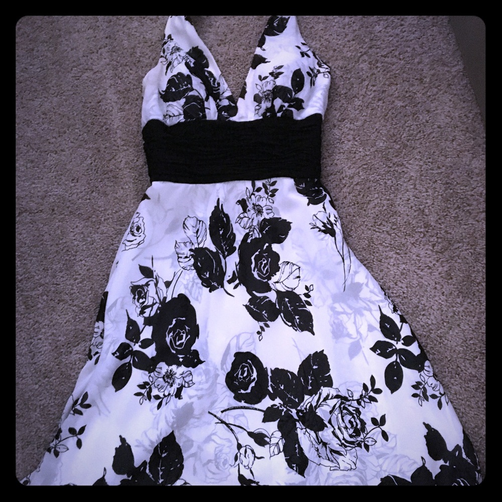 Beautiful White House Black Market Dress